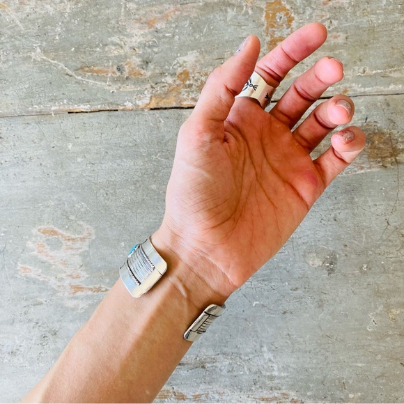 SOLD ♥️ Navajo ♥️ Eddie Johnson Sterling Silver & Kingman Turquoise Cuff - Picture 4 of 15
